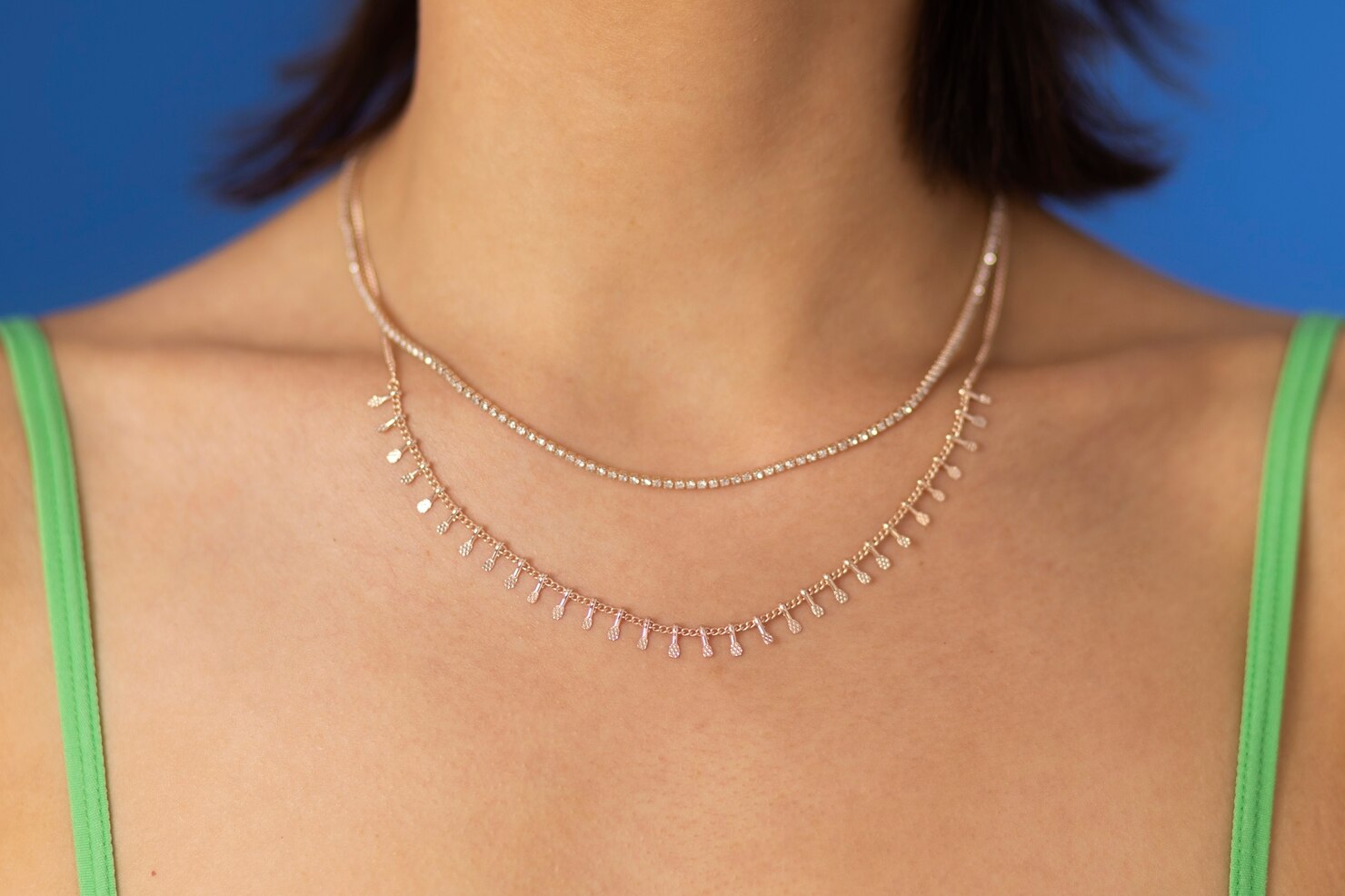 mujer joven llevando cadena collar 23 2149490535