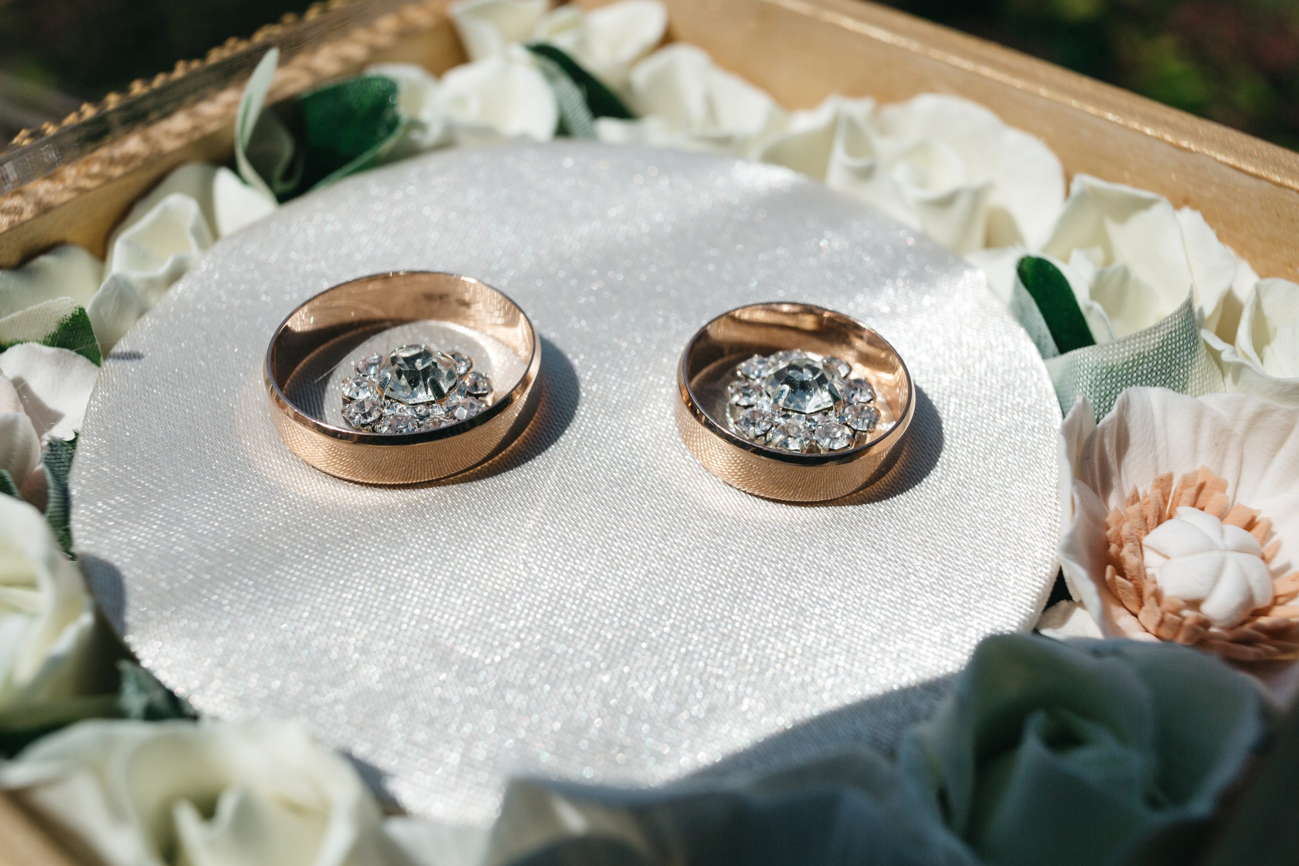 beautiful wedding rings newlyweds